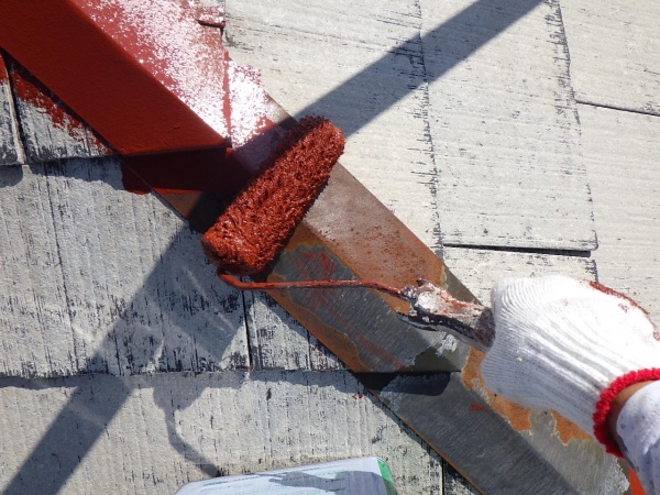 棟板金の錆止め塗装中です