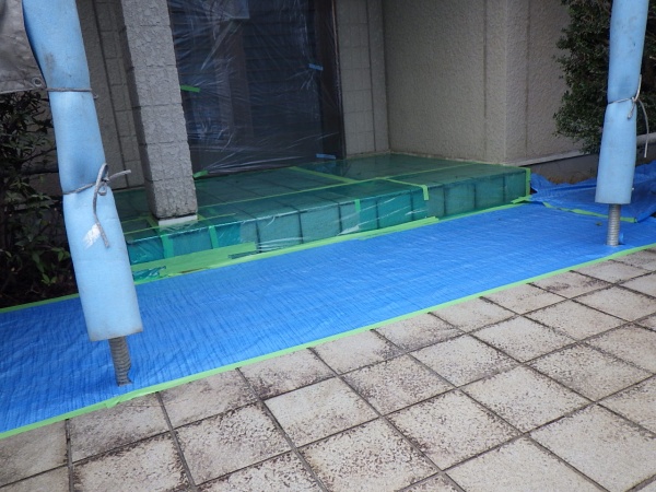 玄関周りの養生終了です