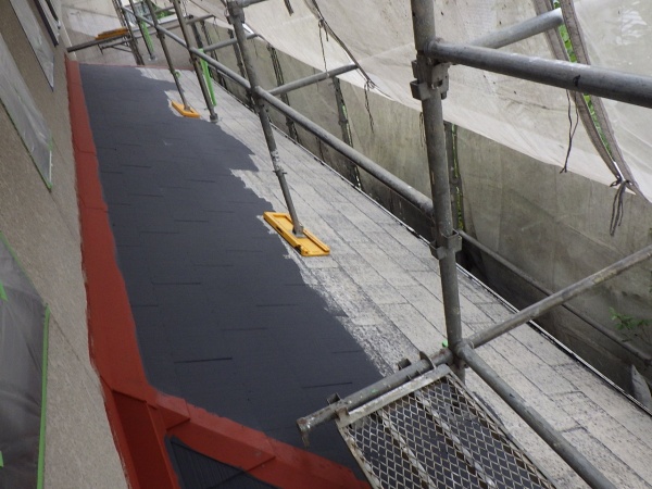 下屋根下塗りの状態です