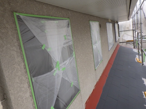 ２階窓周りの養生です