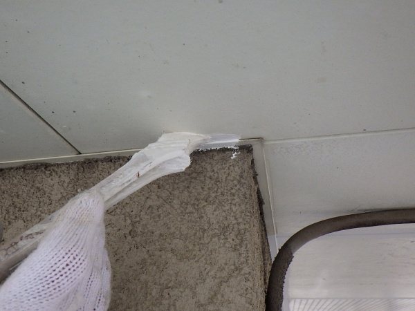 軒天１回目刷毛塗装中です