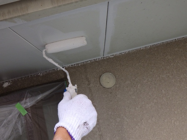 軒天１回目ローラー塗装中です