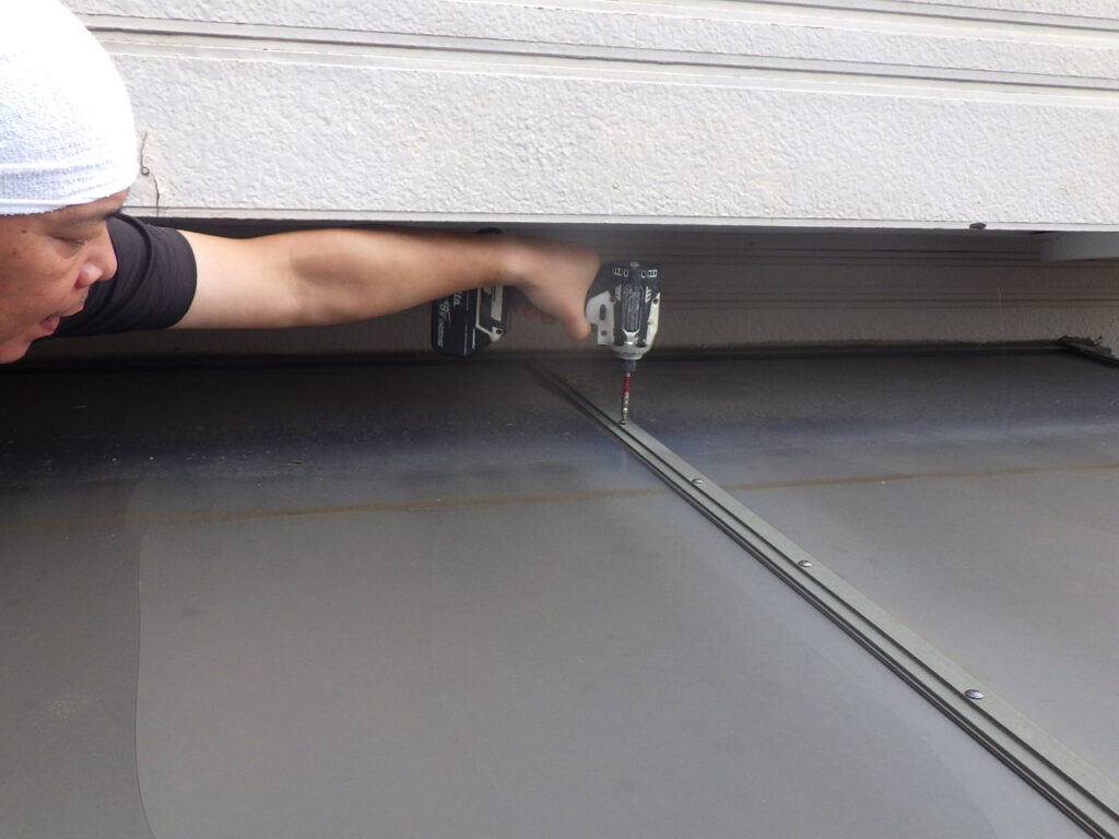 ポリカ屋根材の取り外し中です