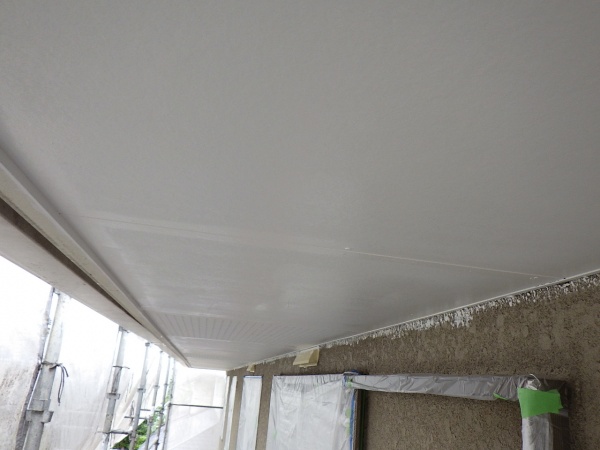 軒天１回目塗装終了です