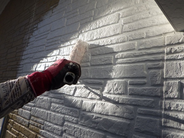 外壁下塗り塗装中です