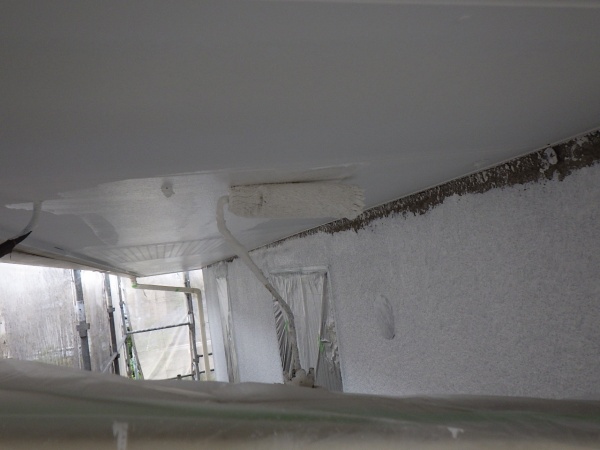 軒天２回目塗装中です