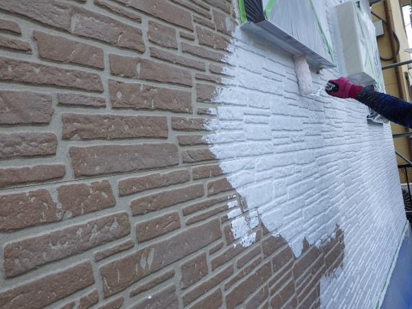 外壁下塗りローラー塗装中です