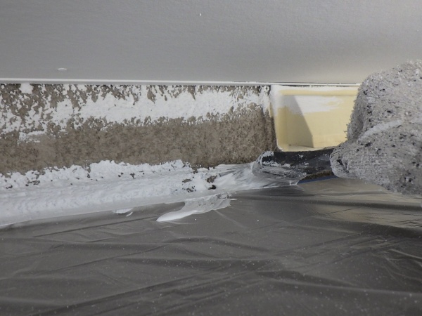 外壁下塗り刷毛塗装中です