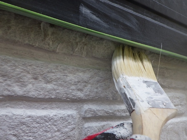 外壁下塗り刷毛塗装中です