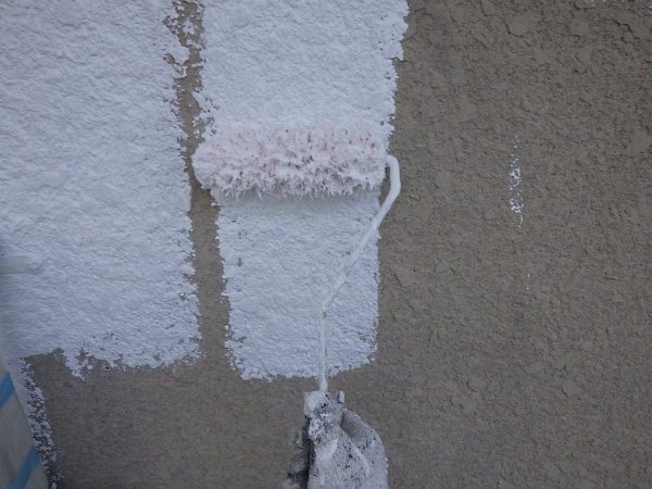 外壁下塗りローラー塗装中です