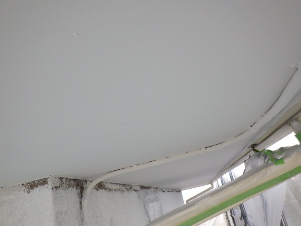 軒天２回目塗装終了です