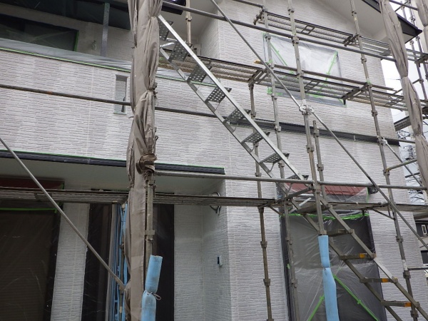 玄関周りの外壁塗装下塗りが終了しました