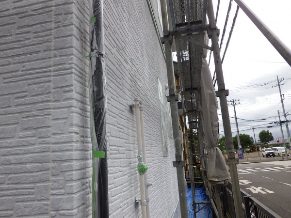 １階の外壁塗装下塗りが終了しました