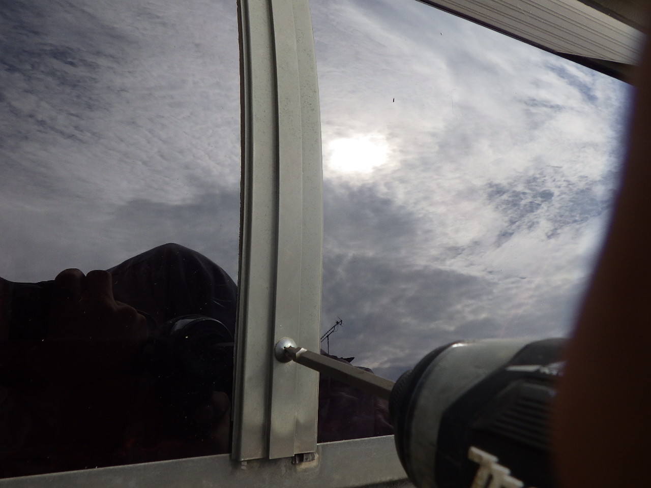 新しい屋根材の固定作業