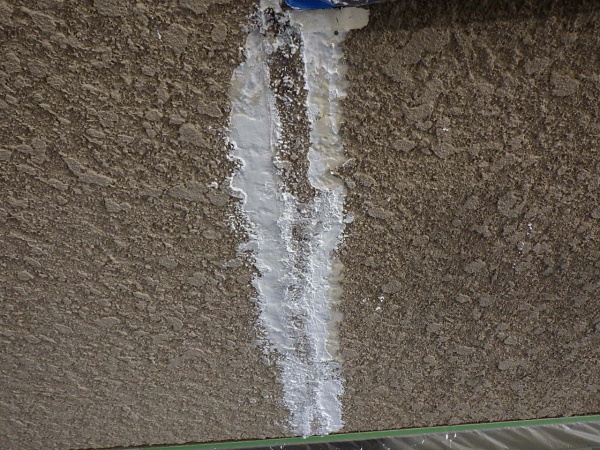 外壁ヒビの補修中です