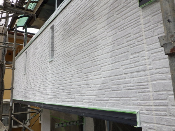 外壁中段の下塗りが終了しました