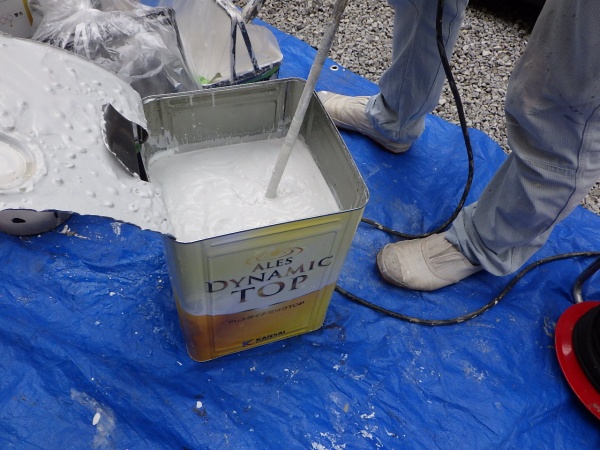 中塗り塗料の撹拌中です