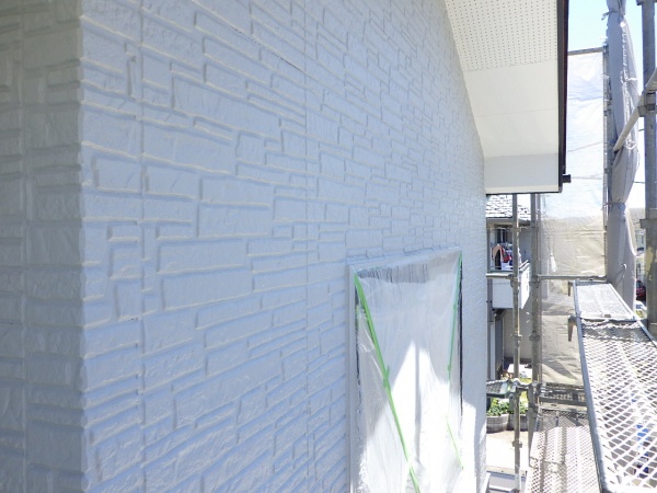 軒天との見切り塗装が終了しました