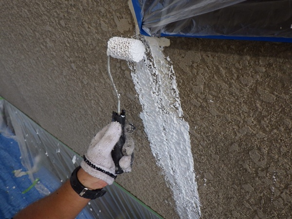 外壁ヒビの補修中です