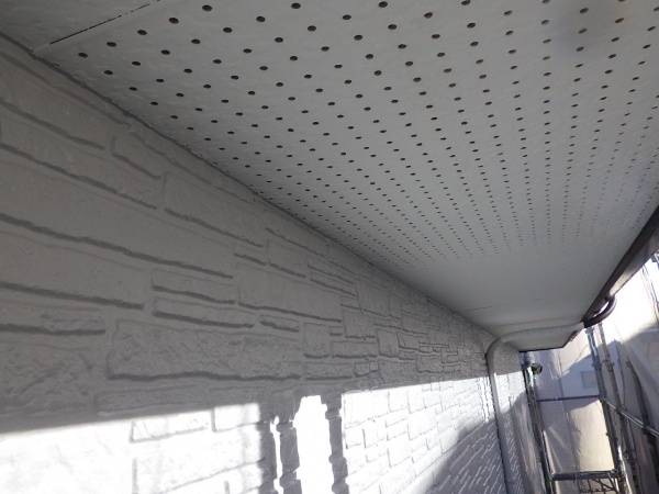 軒天との見切り塗装が終了しました