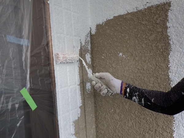 １階外壁の下塗り中です