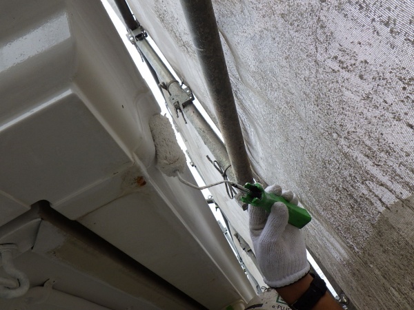 軒樋と破風の１回目塗装中です