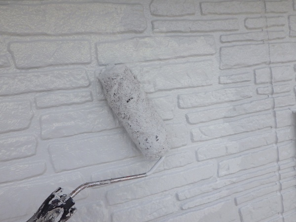 幕板上段の上塗り塗装中です