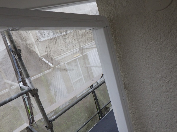 下屋根竪樋の１回目塗装終了です