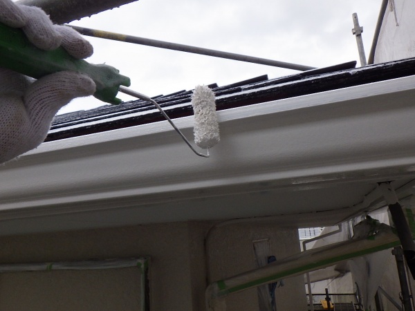 軒樋と破風の２回目塗装中です