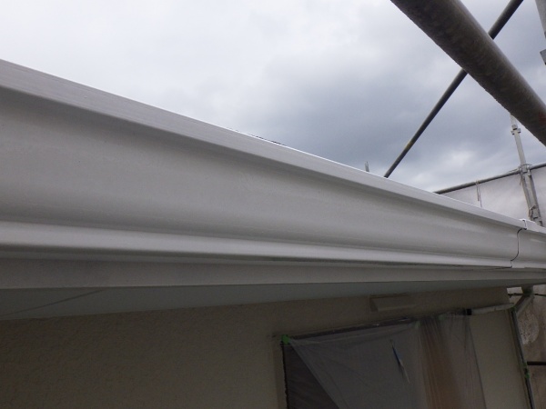 軒樋と破風の２回目塗装終了です