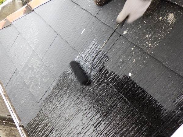 下屋根中塗り塗装中です