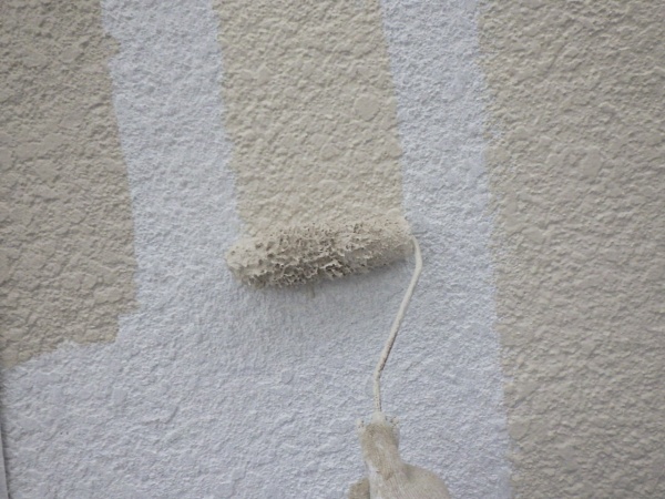 １階外壁の中塗り中です