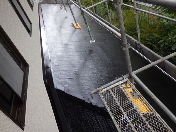 下屋根中塗り塗装中です