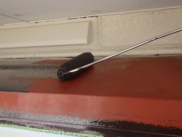 出窓天板の中塗り塗装中です