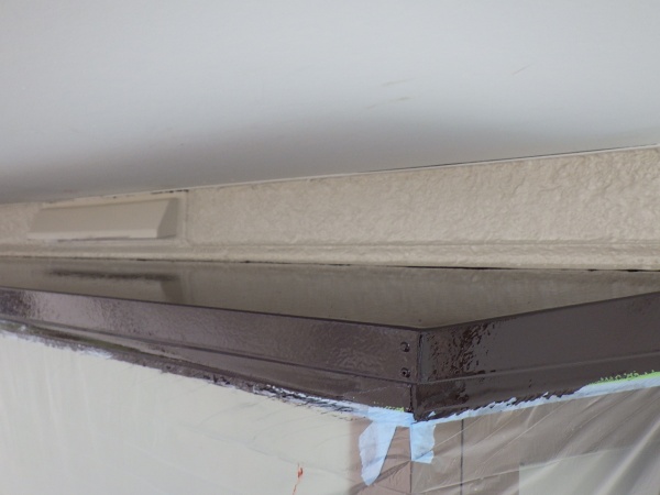 出窓天板の上塗り塗装終了です