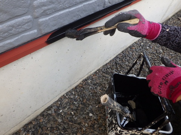 土台水切りの中塗り中です