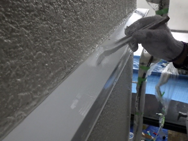 幕板の刷毛塗装中です