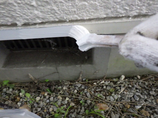 土台水切りの錆止め刷毛塗装中です