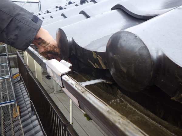 軒樋の清掃中です