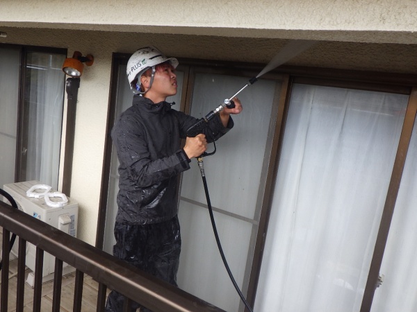 外壁の洗浄中です