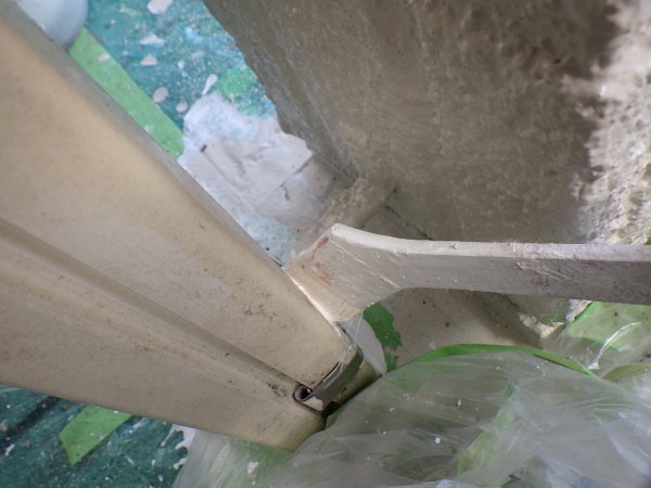 １階竪樋の１回目塗装中です