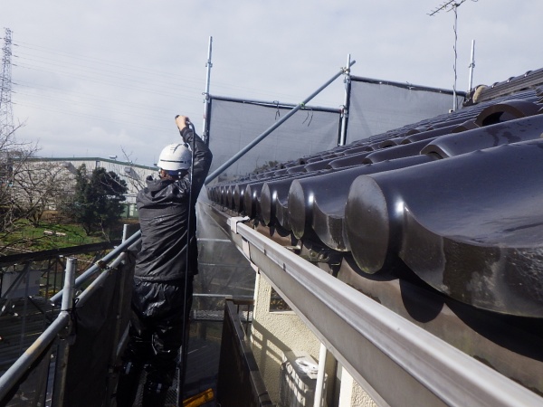 軒樋の洗浄中です