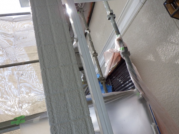 １階竪樋の１回目塗装終了です