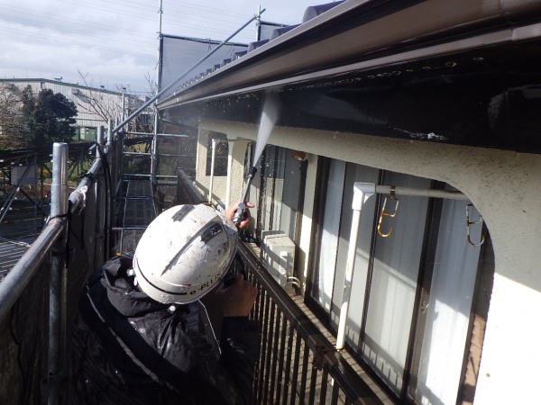 軒樋の洗浄中です