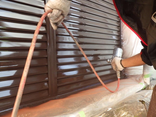 上塗り吹付中です