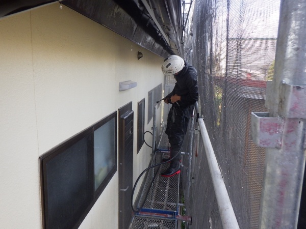 外壁の洗浄中です