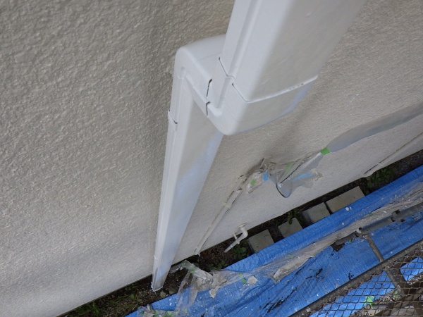 １階竪樋の２回目塗装終了です