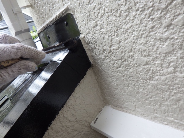 下屋根の上塗り中です