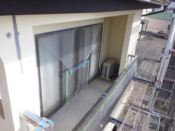 窓周りの養生終了です