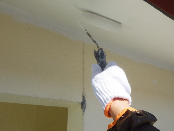 軒天の１回目塗装中です